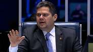 Alcolumbre defende Moraes e alfineta Fl&aacute;vio Bolsonaro: 'Pediram R$ 130 milh&otilde;es pra fazer um filme'
