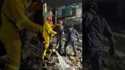 Bombeiros resgatam crian&ccedil;a ap&oacute;s desabamento de pr&eacute;dio em SP #shorts