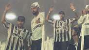 Sob chuva, Neymar e Gabigol cantam com a torcida do Santos