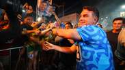 Em cima de trio el&eacute;trico, Fl&aacute;vio pede lanternas acesas para 'homenagear' Bolsonaro no Cear&aacute;