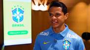 Douglas Santos destaca experi&ecirc;ncia na Sele&ccedil;&atilde;o e fala sobre novos convocados: 'Deixar minha marca'