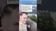 Jovem se distrai e tem sacola 'roubada' por macaco durante visita ao Cristo Redentor #shorts