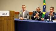 Fl&aacute;vio Bolsonaro exibe p&uacute;lpito vazio de Lula em live ap&oacute;s decis&atilde;o do TSE