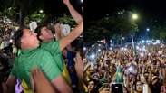 Fl&aacute;vio Bolsonaro participa de ato com Nikolas Ferreira, que conduz ora&ccedil;&atilde;o coletiva em Minas