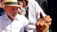 Lula deixa local de vota&ccedil;&atilde;o, cumprimenta apoiadores e ganha imagem de Nossa Senhora Aparecida