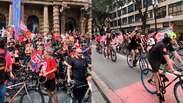 Apoiadores de Lula realizam bicicleta&ccedil;o em frente ao Theatro Municipal de S&atilde;o Paulo