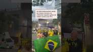 Apoiadores de Lula e Fl&aacute;vio se aglomeram na frente da Band antes de debate; veja #shorts