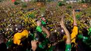 Fl&aacute;vio Bolsonaro re&uacute;ne apoiadores em Manaus e promete &lsquo;tirar Moraes&rsquo; em discurso