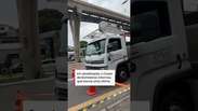 Carro fica preso ap&oacute;s guindaste cair e atingir monotrilho em SP #shorts
