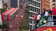 Multid&atilde;o canta Hino Nacional durante ato de Lula na Avenida Paulista