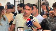 Fl&aacute;vio Bolsonaro chega para votar em escola na Zona Norte no Rio de Janeiro