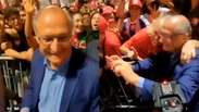 Alckmin atende apoiadores e posa para fotos ap&oacute;s comemora&ccedil;&atilde;o da vit&oacute;ria de Lula na Paulista