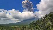 Vulc&atilde;o entra em erup&ccedil;&atilde;o, lan&ccedil;a coluna de fuma&ccedil;a e moradores s&atilde;o evacuados nas Filipinas