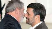 Com sorriso, Lula recebe Ahmadinejad em Brasília