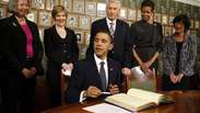 Obama assina livro de visita do Instituto Nobel