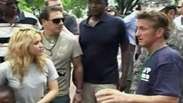 Sean Penn recebe Shakira no Haiti