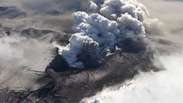 Vulcão na Islândia expele menos cinza e mais lava