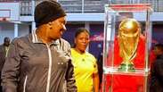 Sul-africanos festejam chegada da taça da Copa