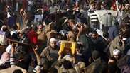Confronto no Egito tem paus, pedras, cavalos e até camelos