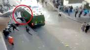 Carro de polícia atropela pedestres no Egito; veja
