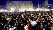 Egípcios comemoram a saída de Hosni Mubarak do poder