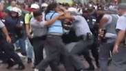 Manifestante é agredido pela polícia em protesto em São Paulo