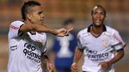 Corinthians goleia e assume liderança provisória
