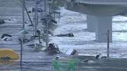Carros e navios são arrastados para debaixo de ponte no Japão
