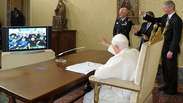 Papa conversa com astronautas da Estação Espacial