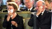 Casal real chora em ato que homenageou mortos na Noruega