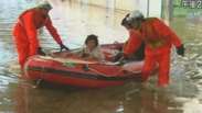 Aproximação do tufão Roke faz japoneses deixarem as casas