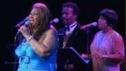 Aretha Franklin canta em homenagem a Whitney Houston