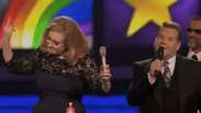 Após ser interrompida, Adele mostra dedo do meio em premiação