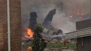Avião cai em prédio na zona residencial nos EUA