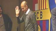 Guardiola é aplaudido por jornalistas na saída do Barcelona