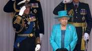 Elizabeth II acompanha parada militar e sobrevoo de jatos