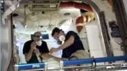 Astronautas da Estação Espacial flutuam dentro de nave privada