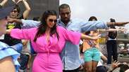 Kim Kardashian exibe barriguinha de grávida em visita ao Cristo