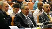 Fidel reaparece ao lado do irmão no parlamento cubano