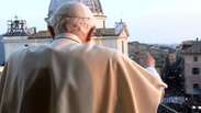 Bento XVI aparece em sacada e abençoa fiéis ao deixar Vaticano