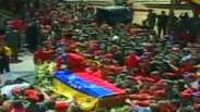 Multidão presta homenagens para Chávez em cortejo fúnebre