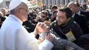 Papa Francisco interrompe desfile para abençoar fiel doente