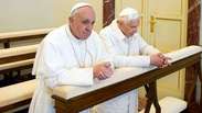 Veja momento em que Papa Francisco se encontra com Bento XVI
