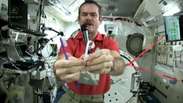 Astronauta mostra como escovar os dentes no espaço