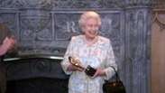 Rainha Elizabeth II ri ao ganhar prêmio por papel de "bond girl"