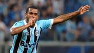 Zagueiro faz lambança no gol da vitória do Grêmio; veja