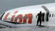 Veja momento em que passageiros saem de avião que caiu no mar