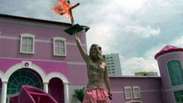 Lançamento da Casa da Barbie tem protesto feminista; veja