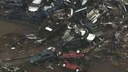 Tornado gera pilha de carros e muita destruição nos EUA