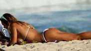 Modelo e apresentadora exibe corpo sarado em praia do Rio